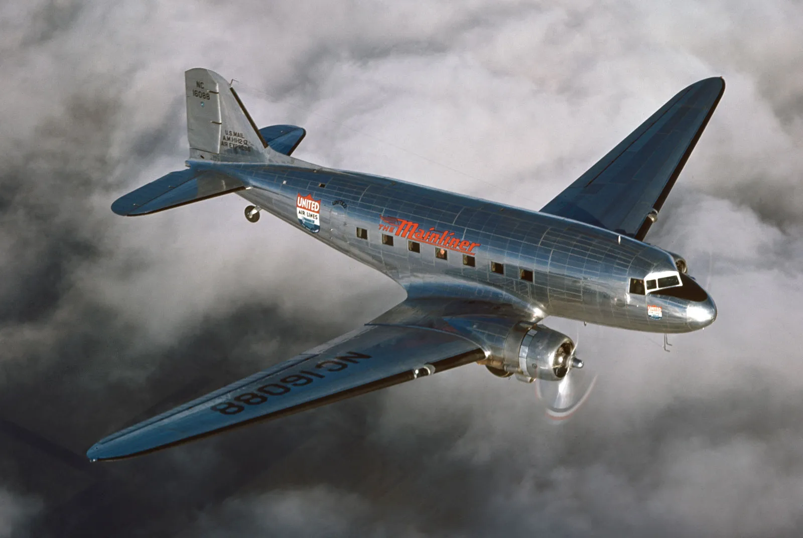 passenger-aircraft-Douglas-DC-3-introduction-airline-business-1935.webp